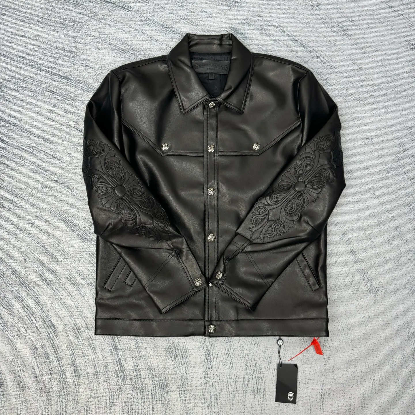 P850 Chrome Heart 24SS CH double-sleeved flame vine embroidered leather jacket Size: S/M/L Originally purchased for 84,300, the fabric is custom-woven using black pebbled composite two-layer sheepskin material, custom-made silk jacquard logo lining, embroidery is processed using TAJIMA machine, appliqué embroidery technology, back imported template machine shape, customized genuine leather trademark, customized genuine leather size, customized 5.8cm metal logo mark, customized 18mm four-button buckle, customized 18mm two-button button, a full set of three-label accessories, exclusively produced.